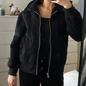 G-star Raw Teddy - G-star Raw Deline Teddy Reversible för damer i storlek S. Köptes 2019 och har använts Max 4 gånger, ser i princip helt ny ut. Jackan är reversibel, ena sidan är mocka och andra sidan är teddymaterial. Kvitto finns. Originalpris 1889 kr.  Säljes för 600 kr.