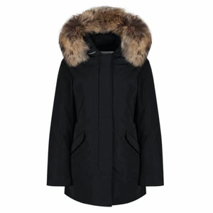 Woolrich arctic parka - Säljer min Woolrich jacka i storlek s använd en vinter, säljer för 3000kr då den är i mycket bra skick originalproduktioner är 7400kr kan mötas och skickas men köparen står för frakten ca 110kr