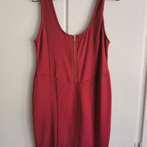 Röd slinky klänning i stretchigt material. Strlk L - Röd slinky klänning i stretchigt material. Aldrig använd. Ganska öppen rygg. NellyTrend. storlek L. 50kr.
