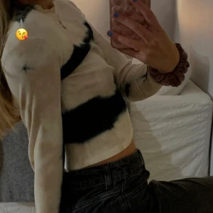 Tie dye top - Säljer denna skitcoola tie dye toppen! Långärmad i färgerna beige och svart/blå. Storlek S men passar även M😌Aldrig använd eller testad! Bilder lånade!