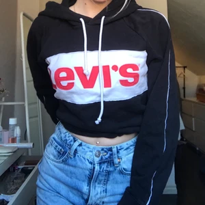 Levis hoodie - Kroppad hoodie. Använt ytterst få gånger. Ingen slitage. Original pris 900kr