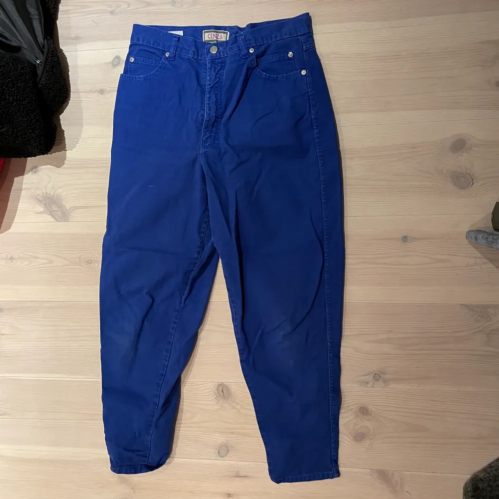 Mörkblåa mom jeans, sitter bra i längden på mig som är 165. Väldigt bekväma.. Jeans & Byxor.