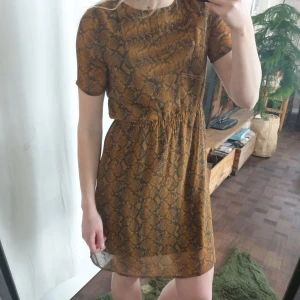 Klänning - Lätt transparent övertyg, underklänning, resår i midjan. Riktigt snygg! Lilla knappen i nacken saknas (jag har bara satt den säkerhetsnål där de fåtal gånger jag använt den) därav det billiga priset