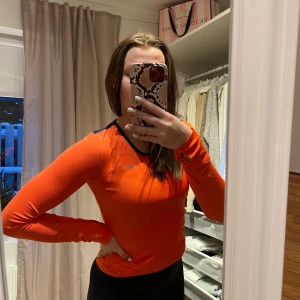 Träningströja - Säljer denna supersköna träningströja som i ett jätteskönt träningsmaterial. Frakt tillkommer.