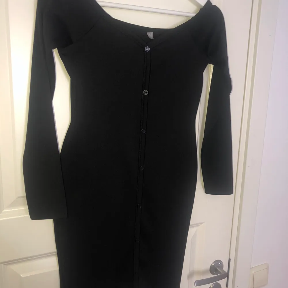Nyskick klänning svart med knappar längs framsidan. Klänningar.