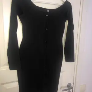 Nyskick klänning svart med knappar längs framsidan