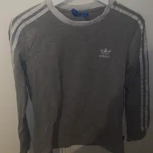 Tajt, grå tröja från Adidas i storlek 34. Kan skickas spårbart!