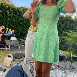 Klänning  - Så söt klänning från & other stories som är använd en gång! Sitter jättefint! Köparen står för frakt💞