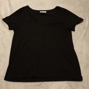 Svart t-shirt med v-ringning - Fint skick