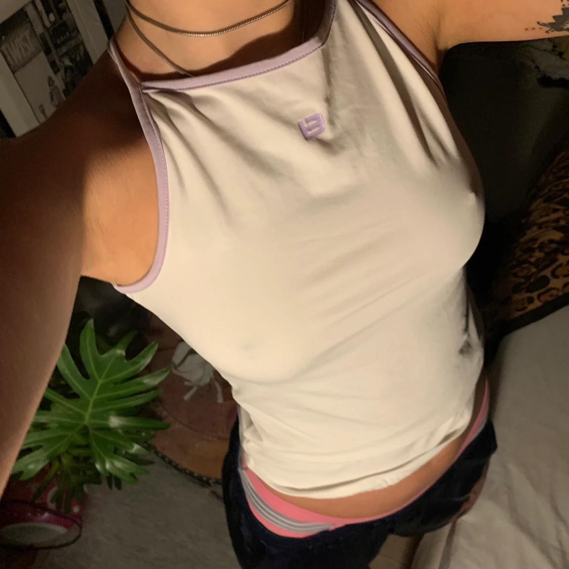 Vitt sportlinne med lila detaljer  - 90