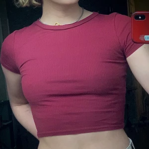 Ribbad Vinröd Croptop strl XS-S - Storlek XS, jag är strl S och den sitter lite tajt i armarna annars sitter den hur bra som helst. Kan mötas upp i Malmö och Lund. Pris kan alltid diskuteras! 🌻