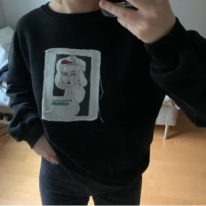Sweatshirt  - Svart sweatshirt från NA-KD🤍