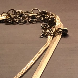 Kedjehalsban - Två styckna guldfärgade kedje halsband (sitter inte ihop) aldrig använda. Säljs för 35kr styck eller 60 kr för båda! Köparen står för frakt!