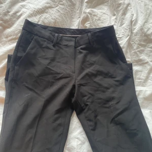 Kostymbyxor! - Säljer dessa snygga kostymbyxor i strl 36, de är från Kappahl & är i väldigt bra skick. De är knappt använda! Köparen står för frakt (80kr) eller så möts vi upp i malmö!
