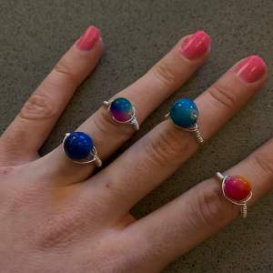 Egengjorda ringar. kan göras i alla storlekar, finns även flera andra färger och storlekar på pärlorna, skriv privat om du vill ha bild. Säljer dem för 20kr st. Skriv vid intresse eller frågor😇