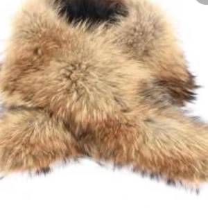 Pälskrage äkta - Säljer äkta pälskrage som går att ha på luva, skinnjacka mm. 