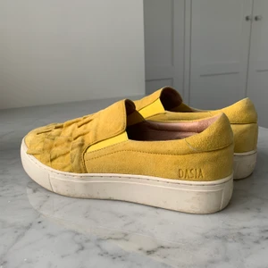 Gula Dasia sneakers - Ett par unika sneakers från Dasia! Dom har volanger och är i mocka🥰 inga skador osv, nypris 900kr men jag säljer för 200. Köparen står för frakt. Skriv privat om du är intresserad eller för mer info😋😋