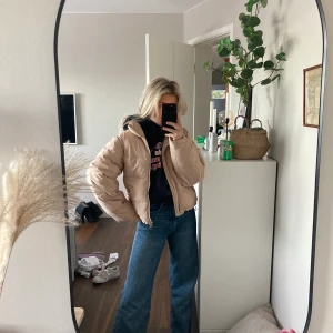 Beige puffjacka - Säljer denna fina och trendiga puffjacka från Ginatricot. Jackan är slutsåld och är i den perfekta nyansen av beige. Varm och endast använd en gång. Säljer då jag har en liknande jacka och denna inte kommer till användning. Finns även justerbara resorband längst ner i jackan så man kan justera hur tight den sitter nertill. Storlek XS men skulle säga den passar S också. 