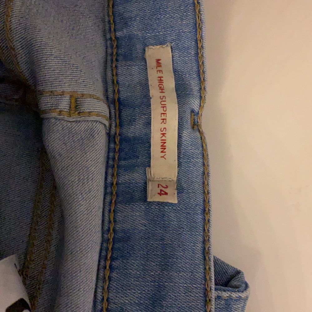 Fina Levis jeans i bra skick förutom att de är lite trasiga där bak (se bild tre) men inget man tänker på när de väl används. Jag har försökt sy ihop det och det blev inte så snyggt men kan lätt fixas, jag har bara inte orkat. Storlek 24 men är väldigt stretchiga så passar även mindre eller större. Jag har vanligtvis 25 och dessa passar mig perfekt!. Jeans & Byxor.