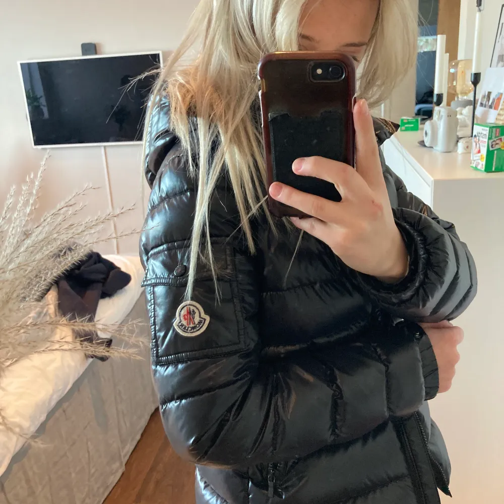 Säljer nu min Moncler Maya i färgen svart. Världens bästa och skönaste jacka som passar till precis allt. Jacka är äkta och köpt av mig själv från Monclers butik. Kartong, kvitto och äkthetsbevis finns med och den är köpt förra året. Jackan är köpt från moncler kids och är i storlek 12 vilket motsvarar XS/XXS. Passar mig super bra som är 157. Jackan är använd några gånger under en vinter och är i nyskick! . Jackor.