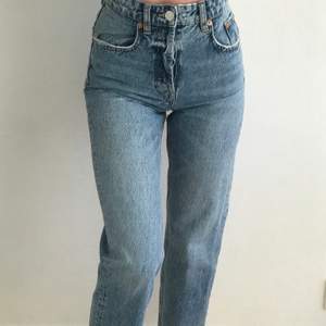 Supersnygga aldrig använda Jeans från Zara i storlek 32. Jeansen är högmidjade och skurna vid ankeln! Köpt är köpt 
