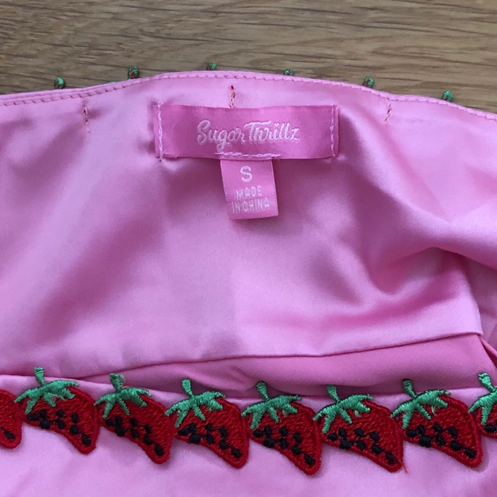 Skit snygg rosa klänningen från Sugar thrillz med jordgubbar på sig. Älskar denna klänning så mycket för den så extremt vacker och sitter så fint på💖 men måste tyvärr sälja den. Den är även helt slutsåld på Dolls Kill och är från sugarthrillz frukt kollektion🍓🍒🍇. Klänningar.