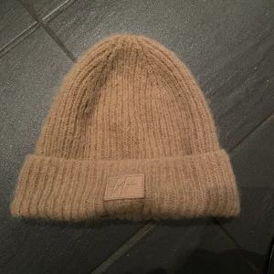 Carin Wester mössa  - Jättefin färg men sitter inte som jag vill tyvärr, töjbart material så passar massa storlekar på huvudet ☺️ bra skick använd några gånger. Köpt för 299 kr, frakt tillkommer💞