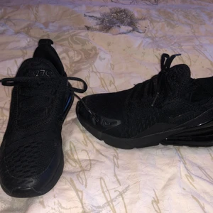 Nike 270 - Säljer dessa då de tyvärr var för små för mig men de är näst intill oanvänd, använt dom några enstaka gånger! Hela och fräscha! De är i storlek 35,5.