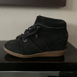 Isabel Marant skor - Isabel Marant skor.  Modell:Bobby Färg:Svart  Storlek: 39 Pris: 1600kr.  Bra skick, använt sparsamt! Inga tydliga slitage! Köpta på Farfetch. 