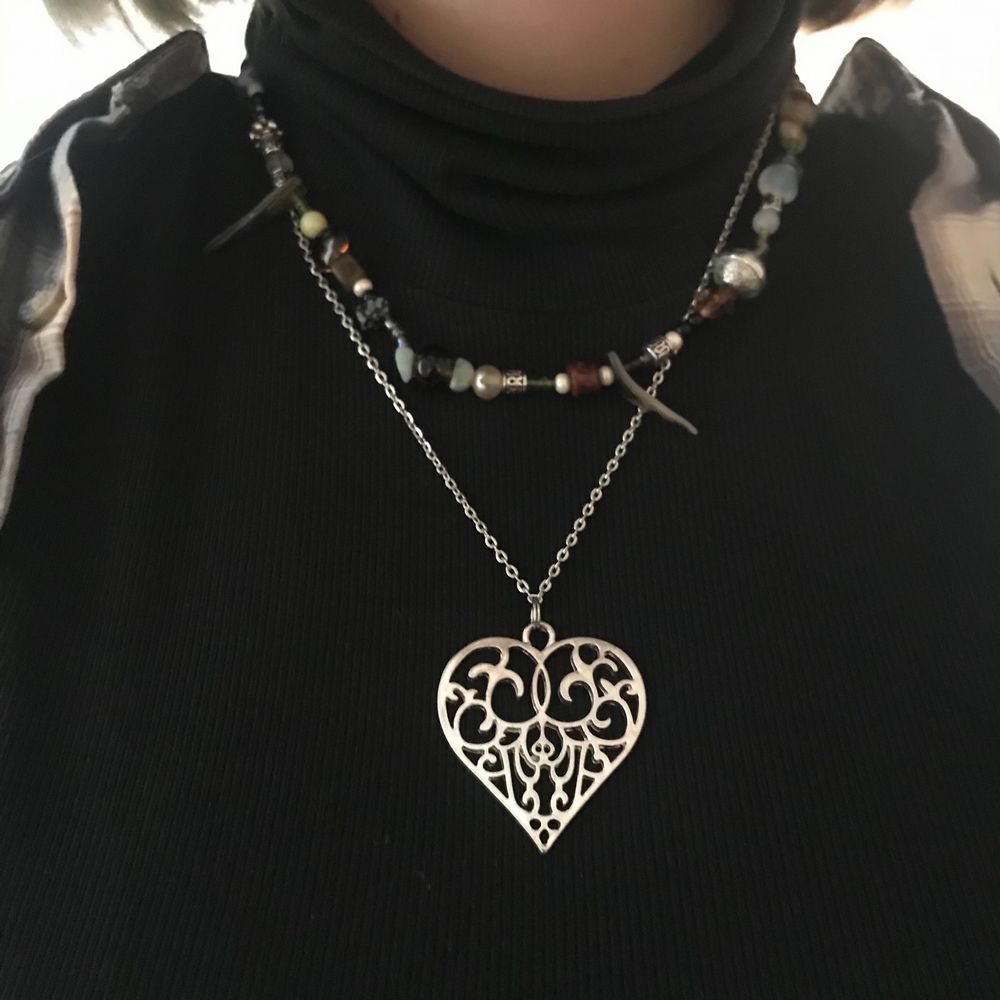 Superfint halsband med ett vackert hjärta 🧚🏽‍♂️🎱 Frakt tillkommer på 11kr !! . Accessoarer.