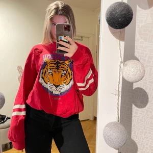 Sweatshirt 😍 - Snygg sweatshirt från Gina. Trasiga detaljer vilket är väldigt snyggt och ett tryck på magen. Den är använd va tre gånger och ser ut som ny 