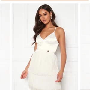 Studentklänning - Superfin oanvänd studenklänning, prislapp kvar. Passade inte mig men hann inte skicka tillbaka, skicka för mer bilder! Nypris 500