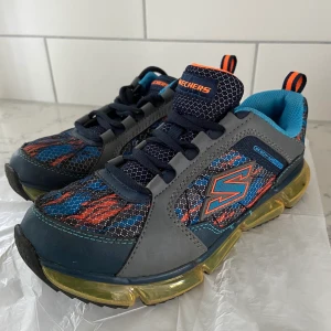 Sketcher stl 36 - Köpta i USA, använda fåtal gånger. innesulor av Memory Foam