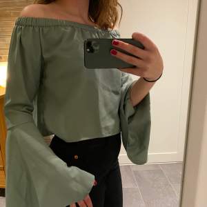 Säljer en superfin, grön, off shoulder topp! :)