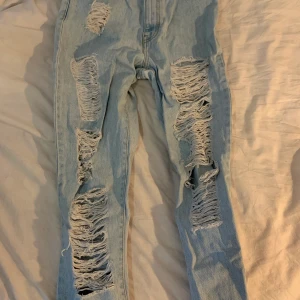 Jeans - Har nästan aldrig använt, de är lite stora och långa på mig. Säljer via swish! Från carlings 