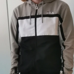 Fila jacka - Jätte snygg fila jacka, passar perfekt till fila byxorna jag säljer! 