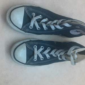Säljer mina marinblåa converse skor då de ine kommer till användning längre. De är i använt skick men de passar skitbra med jeans eller klänningar! Köptes för 650. Älskar de verkligen!!