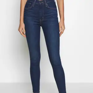 Skit snygga skinny jeans, dem är använda ett fåtal gånger, bra skick, köpt för 1195kr och säljer för 150kr. Säljer pga för små, storlek xs. Kan mötas upp eller skickas då döparen står för frakten.