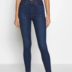 Levi’s Mile High Super Skinny - Skit snygga skinny jeans, dem är använda ett fåtal gånger, bra skick, köpt för 1195kr och säljer för 150kr. Säljer pga för små, storlek xs. Kan mötas upp eller skickas då döparen står för frakten.
