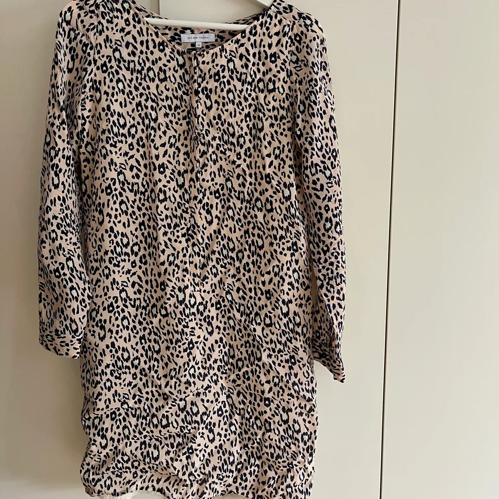 Finaste leopard mönstrade klänningen, för liten för mig därav inga bilder på 🌈🌸🌼. Klänningar.