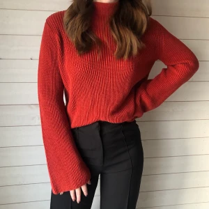 Tröja - Stickad tröja Färg: koppar/röd Fler bilder? Kontakta oss!