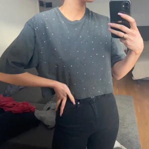 Crop top - Jättefin och skön crop top med ”diamanter” på framsidan. Aldrig använd