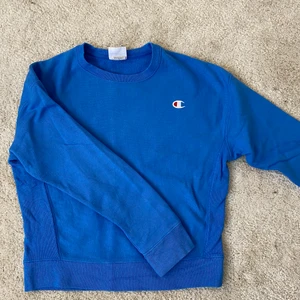 Champion sweatshirt - Säljer denna fina blåa champion sweatshirten i storlek M men skulle säga att den passar mer en S eller till och med XS beroende på hur man vill att den sitter😇 Köpt här på plick men väldigt bra skick💙 •Köparen står för frakt och betalning sker via swish•
