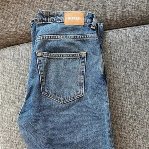 Weekday jeans - I modellen VOYAGE som är en modell m raka ben. Tyvärr lite små på mig och därför enbart använda 3-5gånger. Storlek 27/30 och om man vill ha att dom går längre ner på benet tror jag att man ska var runt 165. Köp för 200 och jag betalar halva frakten☺️ (nypris runt 400-500)
