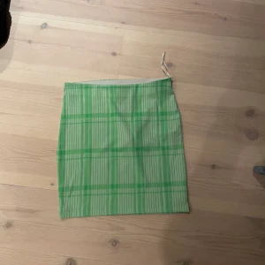 Grön kjol - Jättesöt grön minikjol!! Väldigt bekväm och jättehärlig färg! På mig slutar den lite ovanför mina knän. 
