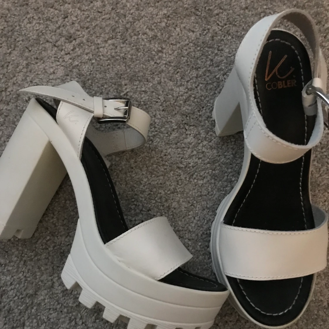Vita klackskor K. Cobler i storlek 38