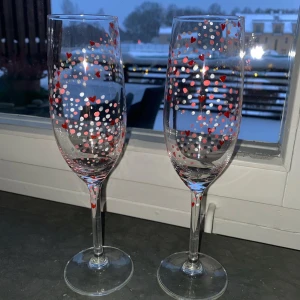 Jättefina handmålade glas - Säljer dessa handmålade champangeglas passande inför alla❤️dag. De funkar att diskas som vanligt i diskmaskin då färgen är bränd i ugnen. Skriv om ni är intresserade❤️❤️❤️50kr/st