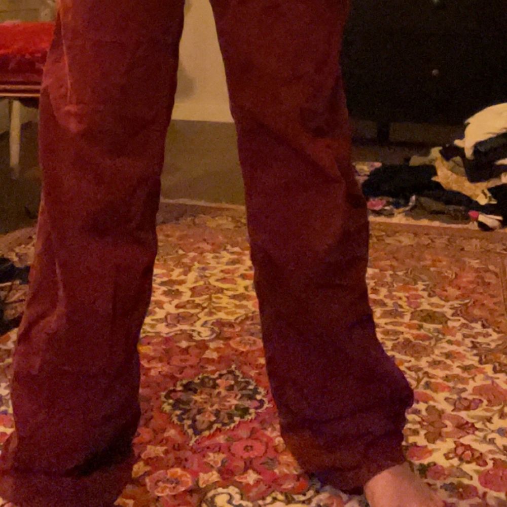 dessa röda Manchester jeans är sååå fina men de passar tyvärr förfärligt på mig då jag slarvat och inte kollat storleken ordentligt när jag köpt de, står inte storlek men tror förmodligen att de går upp i L då de passar min pappa lite tight och han har ca XL i storlek. Vet inte ålder på jeansen men det är jättebra kvalite! tar emot bud och byte mot andra klädesplagg, frakt diskuteras! <3. Jeans & Byxor.