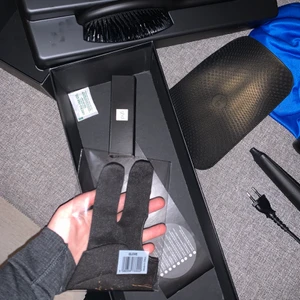 Varme vante  - Helt Ny varmevante från GHD. Säljer då jag har två. Skyddar handen du lockar med från att brännas av värmeverktyget. Användbar och såå praktisk!😍😍
