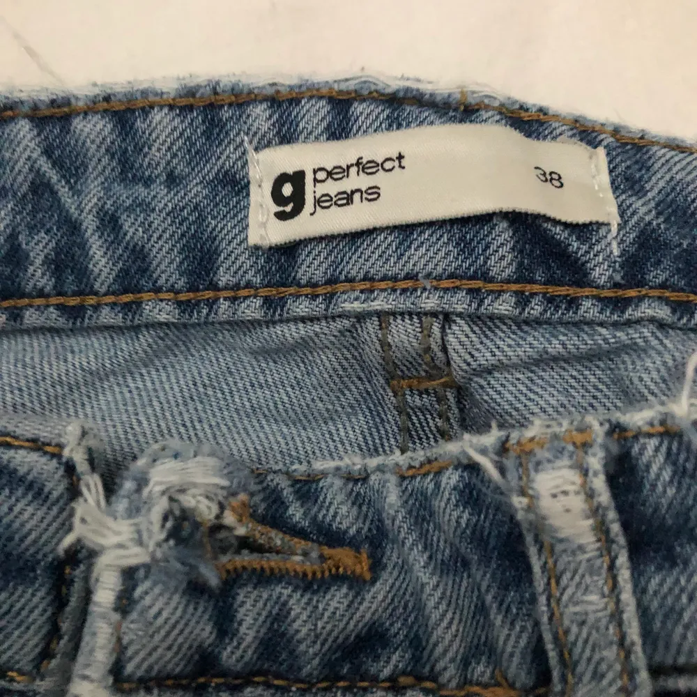 Snygga, ljusa mom jeans från Ginatricot, börjar tyvärr bli för små.😣 Storlek 38 men jag anser att den är liten i storlek, köpt för 500 kr. Jeans & Byxor.